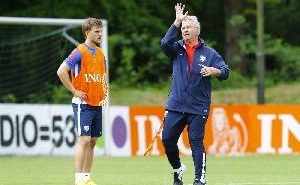 Hiddink direct weer onder de pannen?