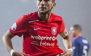VIDEO: Ziyech valt over de boarding!