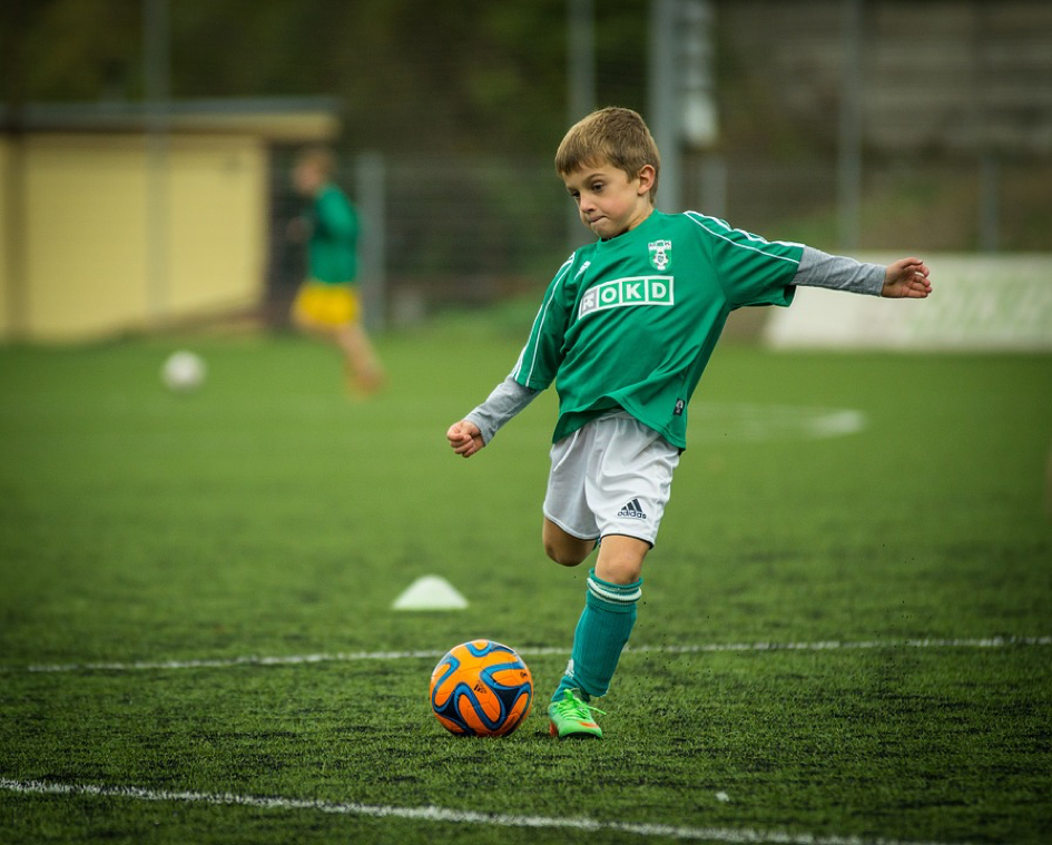 Voetballend kind